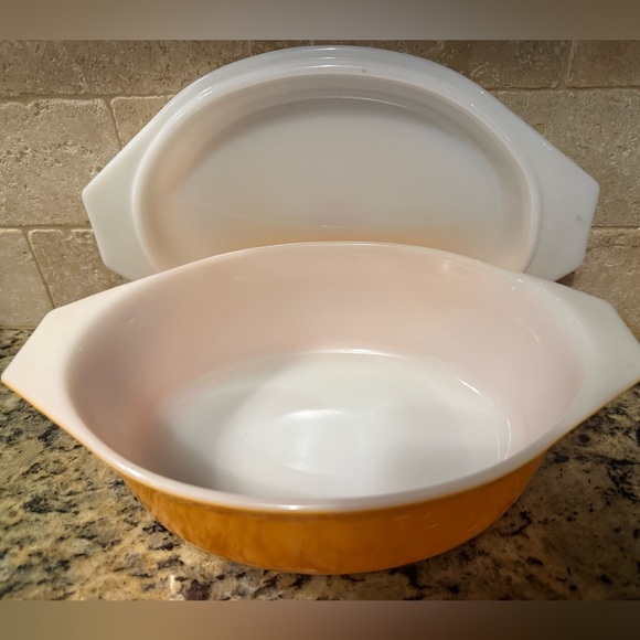Pyrex Cinderella casserole dish in orange, with a "Sunflower" pattern on the lid - Picture 3 of 4